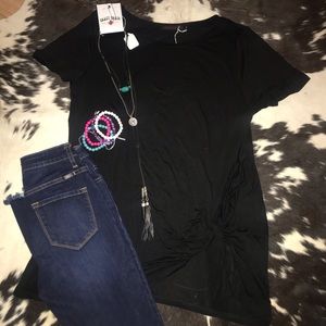Black knotty tee